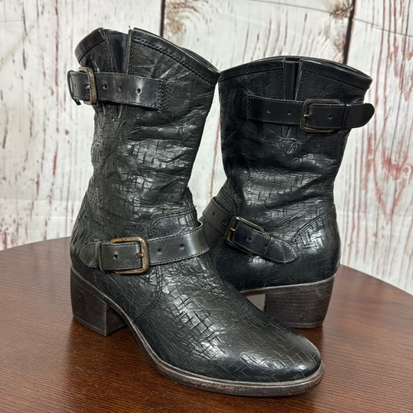 UGG Collection Black Combat Moto Boots Distressed Leather  Sherpa Insole 5.5 EUC - Picture 1 of 17